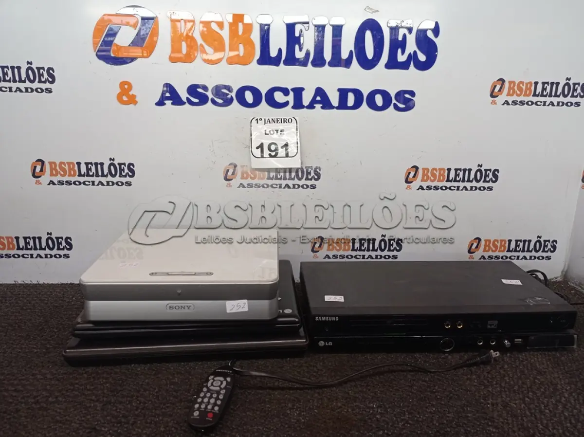 LOTE 191 - 02 APARELHOS DE DVD, 01 PROJETOR MULTIMÍDIA MARCA SONY, 02 NOTEBOOKS MARCA LG E AMAZON. (NO ESTADO) ATENÇÃO! FAZER A VISITAÇÃO ANTES DE ARREMATAR, NÃO SABEMOS SE FUNCIONA. LEILÃO NÃO TEM GARANTIA E NEM DEVOLUÇÃO, SUJEITO A POSSÍVEIS AVARIAS VISÍVEIS/OCULTAS E/OU AUSÊNCIA DE COMPONENTES.