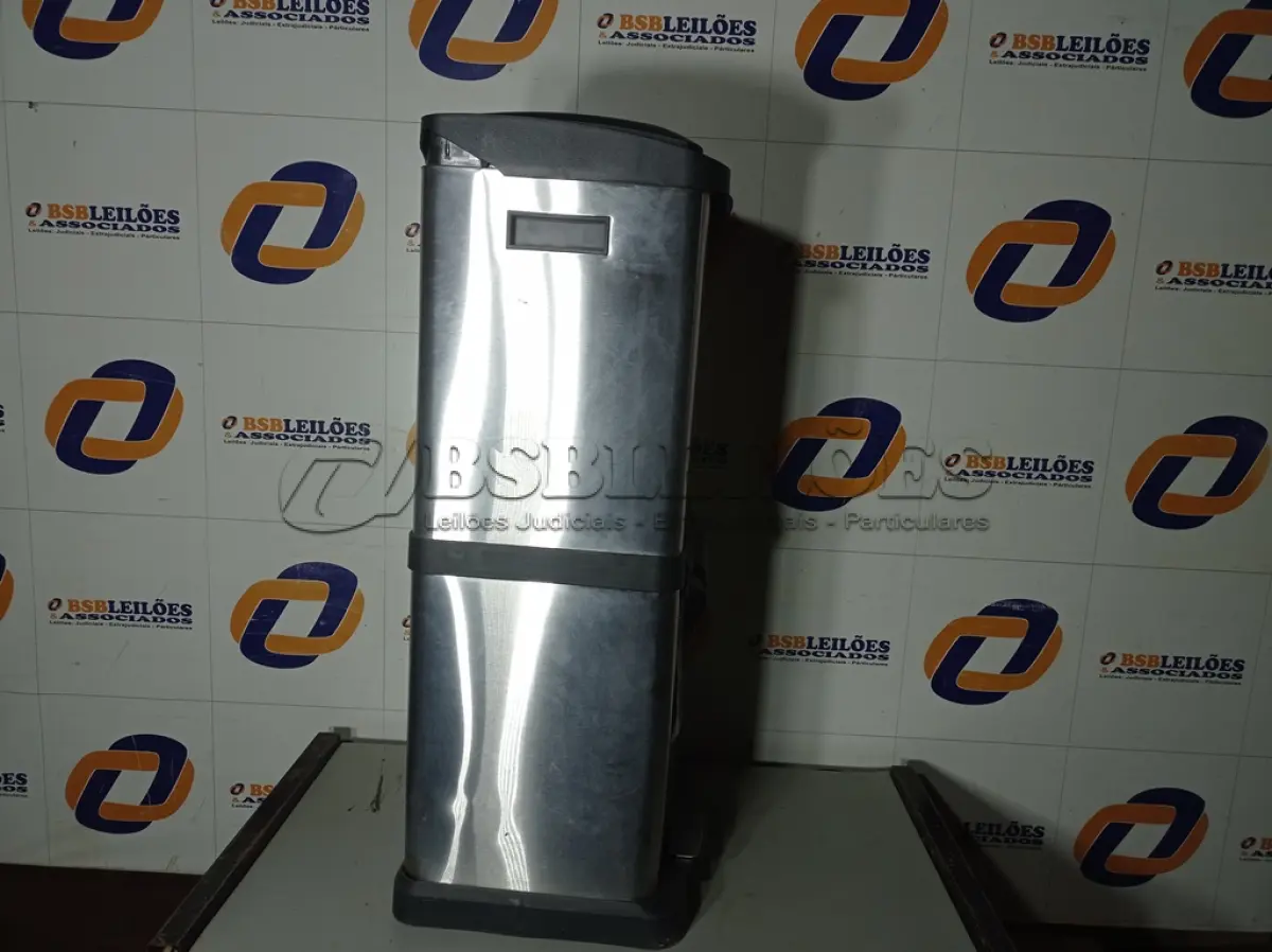 LOTE 091 - 01 LIXEIRA DUPLA C/PEDAL EM INOX. (NO ESTADO) ATENÇÃO! FAZER A VISITAÇÃO ANTES DE ARREMATAR, NÃO SABEMOS SE FUNCIONA. LEILÃO NÃO TEM GARANTIA E NEM DEVOLUÇÃO, SUJEITO A POSSÍVEIS AVARIAS VISÍVEIS/OCULTAS E/OU AUSÊNCIA DE COMPONENTES.