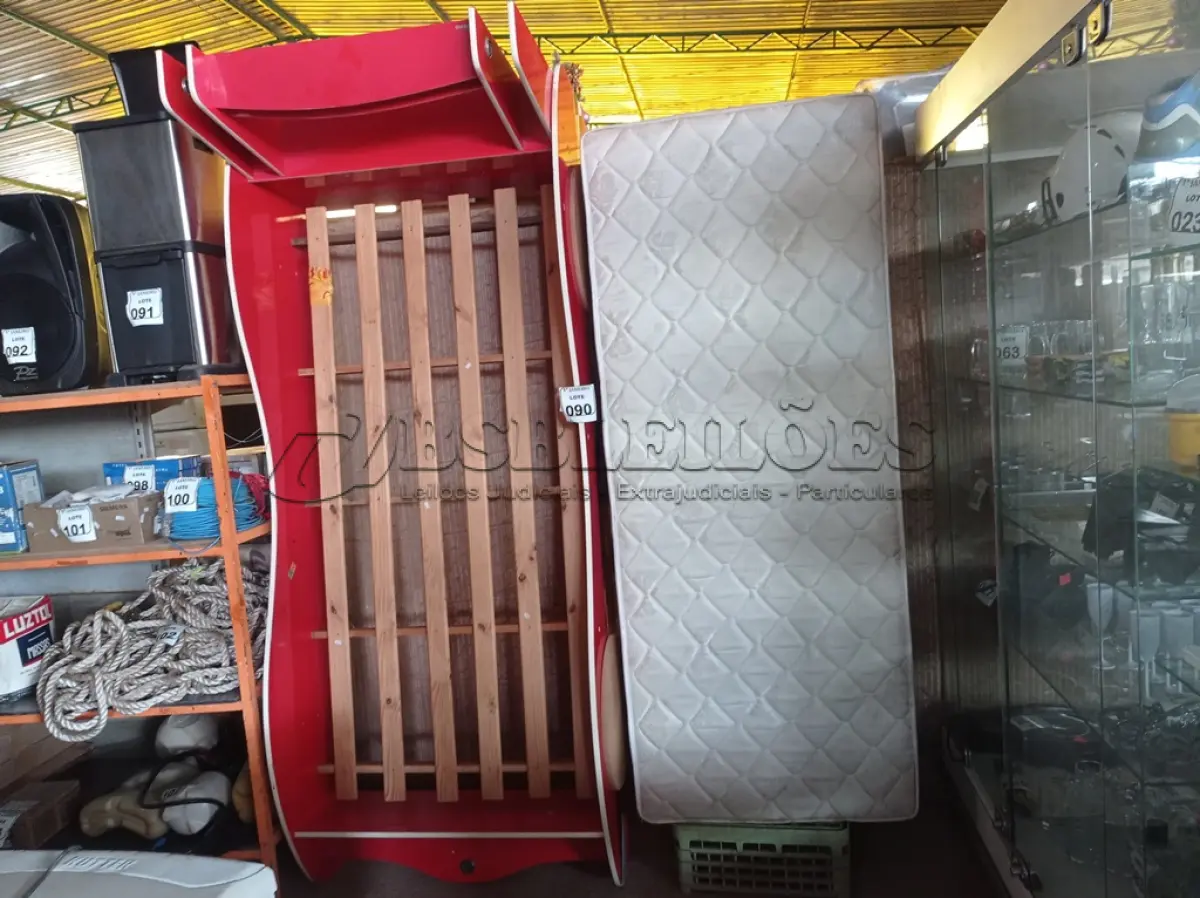 LOTE 090 - 01CAMA INFANTIL/CARRO SEM COLCHÃO. (NO ESTADO) ATENÇÃO! FAZER A VISITAÇÃO ANTES DE ARREMATAR, NÃO SABEMOS SE FUNCIONA. LEILÃO NÃO TEM GARANTIA E NEM DEVOLUÇÃO, SUJEITO A POSSÍVEIS AVARIAS VISÍVEIS/OCULTAS E/OU AUSÊNCIA DE COMPONENTES.
