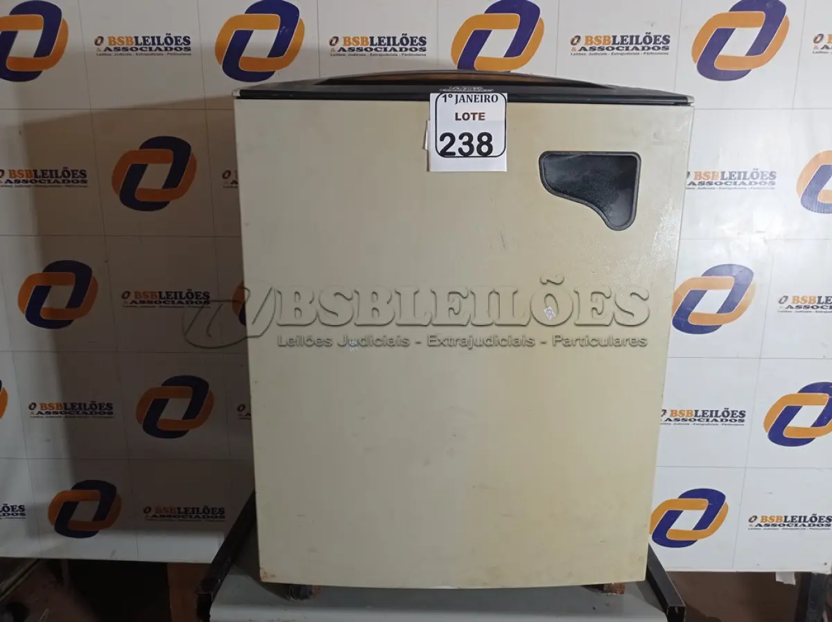 LOTE 238 - 01 FRAGMENTADORA DE PAPEL MARCA FELLOWES. (NO ESTADO) ATENÇÃO! FAZER A VISITAÇÃO ANTES DE ARREMATAR, NÃO SABEMOS SE FUNCIONA. LEILÃO NÃO TEM GARANTIA E NEM DEVOLUÇÃO, SUJEITO A POSSÍVEIS AVARIAS VISÍVEIS/OCULTAS E/OU AUSÊNCIA DE COMPONENTES.