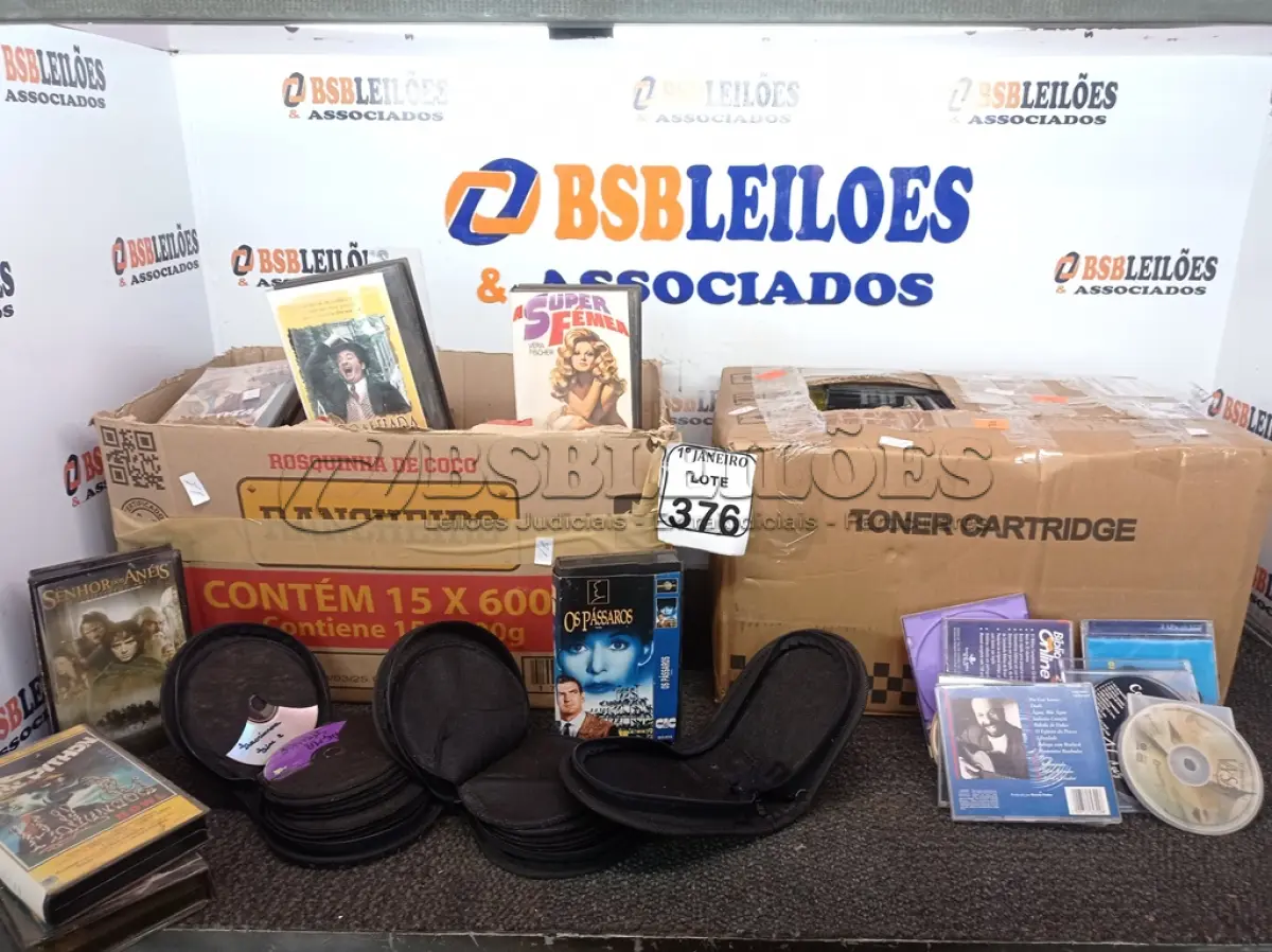 LOTE 376 - 01 LOTE C/GRANDE QUANTIDADE DVD’S E FITAS CASSETE. (NO ESTADO) ATENÇÃO! FAZER A VISITAÇÃO ANTES DE ARREMATAR, NÃO SABEMOS SE FUNCIONA. LEILÃO NÃO TEM GARANTIA E NEM DEVOLUÇÃO, SUJEITO A POSSÍVEIS AVARIAS VISÍVEIS/OCULTAS E/OU AUSÊNCIA DE COMPONENTES.