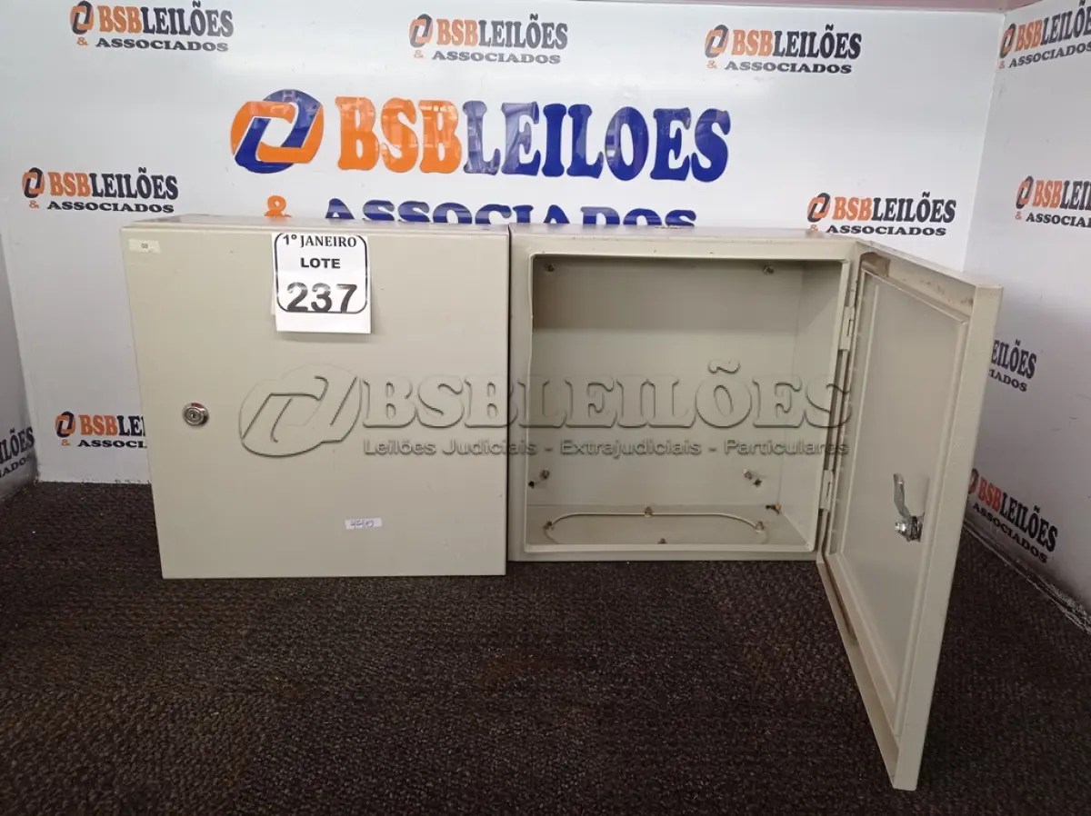 LOTE 237 - 02 QUADROS DE DISTRIBUIÇÃO ELÉTRICA DE FERRO. (NO ESTADO) ATENÇÃO! FAZER A VISITAÇÃO ANTES DE ARREMATAR, NÃO SABEMOS SE FUNCIONA. LEILÃO NÃO TEM GARANTIA E NEM DEVOLUÇÃO, SUJEITO A POSSÍVEIS AVARIAS VISÍVEIS/OCULTAS E/OU AUSÊNCIA DE COMPONENTES.