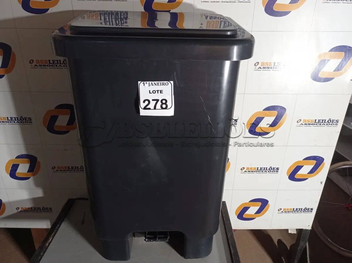 LOTE 278 - 01 LIXEIRA DE PLÁSTICO TAMANHO GRANDE NA COR PRETA. (NO ESTADO) ATENÇÃO! FAZER A VISITAÇÃO ANTES DE ARREMATAR, NÃO SABEMOS SE FUNCIONA. LEILÃO NÃO TEM GARANTIA E NEM DEVOLUÇÃO, SUJEITO A POSSÍVEIS AVARIAS VISÍVEIS/OCULTAS E/OU AUSÊNCIA DE COMPONENTES.