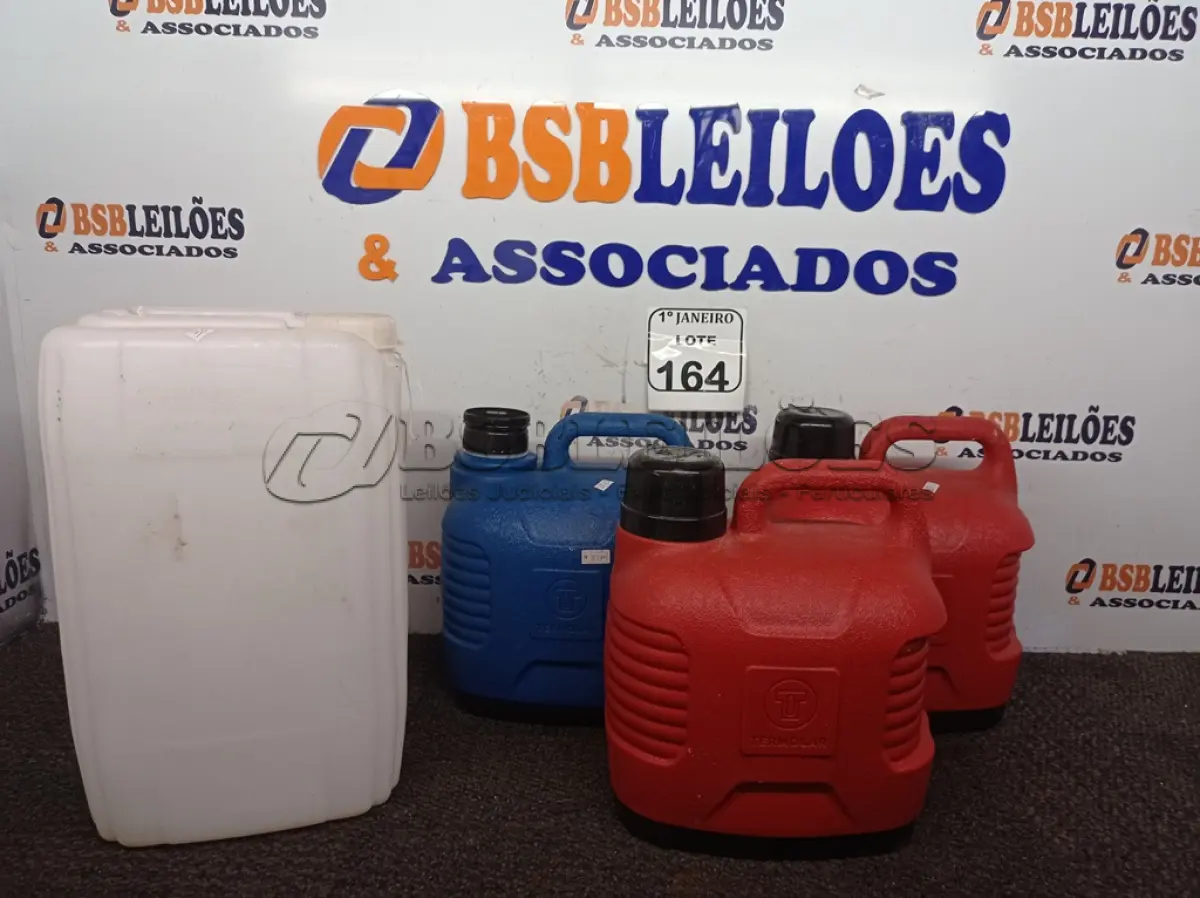 LOTE 164 - 03 GARRAFAS TÉRMICAS E 01 GARRAFÃO DE PLÁSTICO. (NO ESTADO) ATENÇÃO! FAZER A VISITAÇÃO ANTES DE ARREMATAR, NÃO SABEMOS SE FUNCIONA. LEILÃO NÃO TEM GARANTIA E NEM DEVOLUÇÃO, SUJEITO A POSSÍVEIS AVARIAS VISÍVEIS/OCULTAS E/OU AUSÊNCIA DE COMPONENTES.