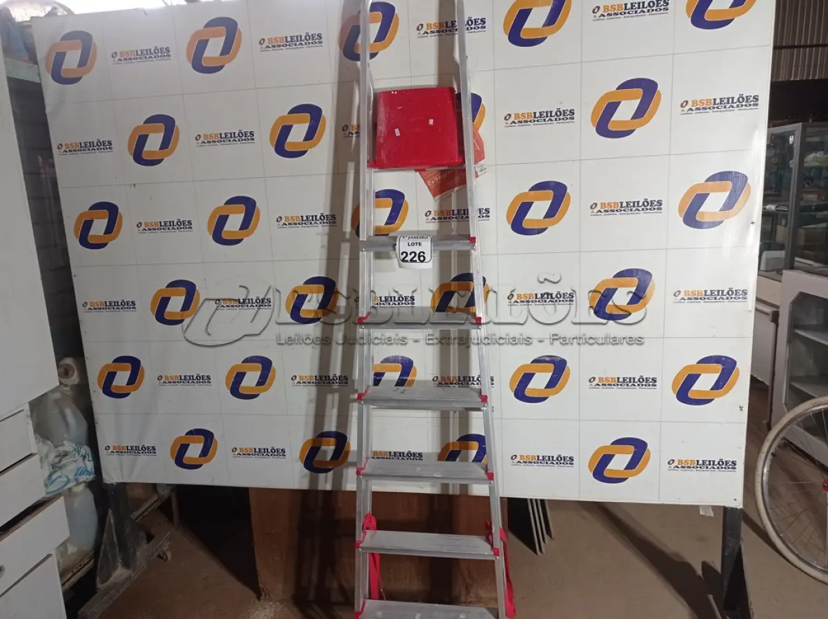 LOTE 226 - 01 ESCADA DE ALUMÍNIO C/06 DEGRAUS. (NO ESTADO) ATENÇÃO! FAZER A VISITAÇÃO ANTES DE ARREMATAR, NÃO SABEMOS SE FUNCIONA. LEILÃO NÃO TEM GARANTIA E NEM DEVOLUÇÃO, SUJEITO A POSSÍVEIS AVARIAS VISÍVEIS/OCULTAS E/OU AUSÊNCIA DE COMPONENTES.