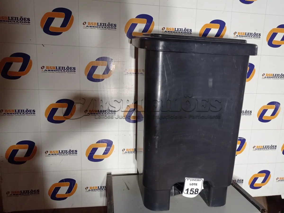 LOTE 158 - 01 LIXEIRA DE PLÁSTICO TAMANHO GRANDE NA COR PRETA. (NO ESTADO) ATENÇÃO! FAZER A VISITAÇÃO ANTES DE ARREMATAR, NÃO SABEMOS SE FUNCIONA. LEILÃO NÃO TEM GARANTIA E NEM DEVOLUÇÃO, SUJEITO A POSSÍVEIS AVARIAS VISÍVEIS/OCULTAS E/OU AUSÊNCIA DE COMPONENTES.