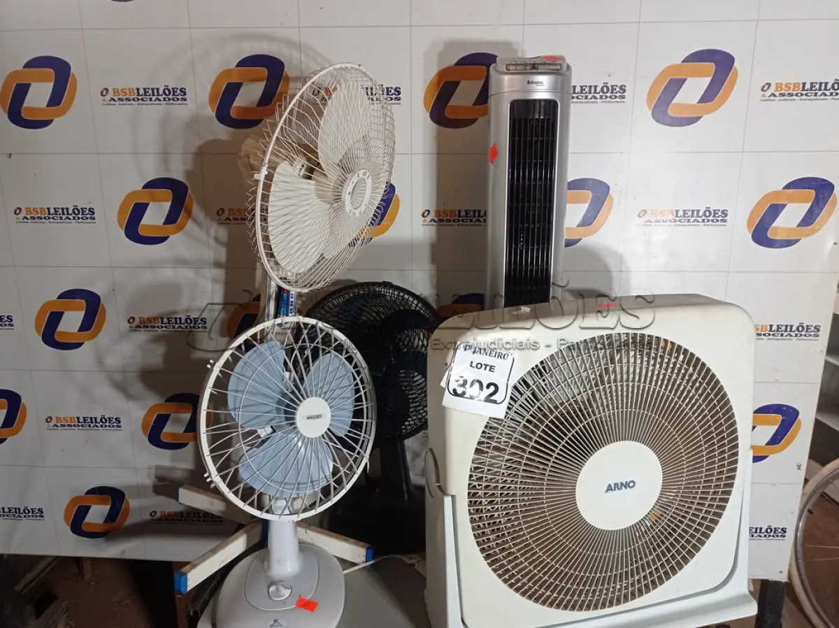 LOTE 302 - 05 VENTILADORES MARCAS E MODELOS DIVERSOS. (NO ESTADO) ATENÇÃO! FAZER A VISITAÇÃO ANTES DE ARREMATAR, NÃO SABEMOS SE FUNCIONA. LEILÃO NÃO TEM GARANTIA E NEM DEVOLUÇÃO, SUJEITO A POSSÍVEIS AVARIAS VISÍVEIS/OCULTAS E/OU AUSÊNCIA DE COMPONENTES.