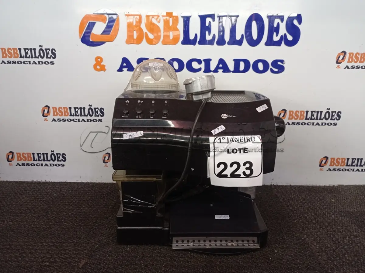 LOTE 223 - 01 CAFETEIRA C/AVARIAS MARCA FUNKITCHEN. (NO ESTADO) ATENÇÃO! FAZER A VISITAÇÃO ANTES DE ARREMATAR, NÃO SABEMOS SE FUNCIONA. LEILÃO NÃO TEM GARANTIA E NEM DEVOLUÇÃO, SUJEITO A POSSÍVEIS AVARIAS VISÍVEIS/OCULTAS E/OU AUSÊNCIA DE COMPONENTES.