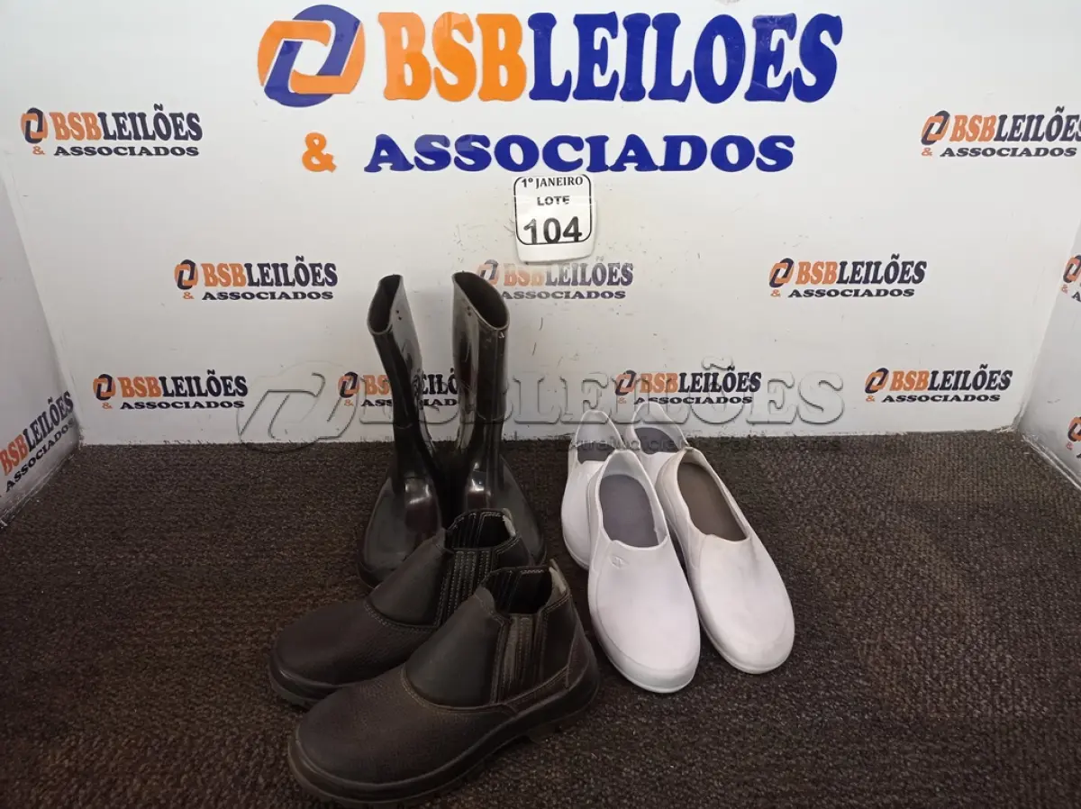 LOTE 104 - 04 PARES DE CALÇADOS PARA LIMPEZA DE NUMERAÇÕES DIVERSAS. (NO ESTADO) ATENÇÃO! FAZER A VISITAÇÃO ANTES DE ARREMATAR, NÃO SABEMOS SE FUNCIONA. LEILÃO NÃO TEM GARANTIA E NEM DEVOLUÇÃO, SUJEITO A POSSÍVEIS AVARIAS VISÍVEIS/OCULTAS E/OU AUSÊNCIA DE COMPONENTES.