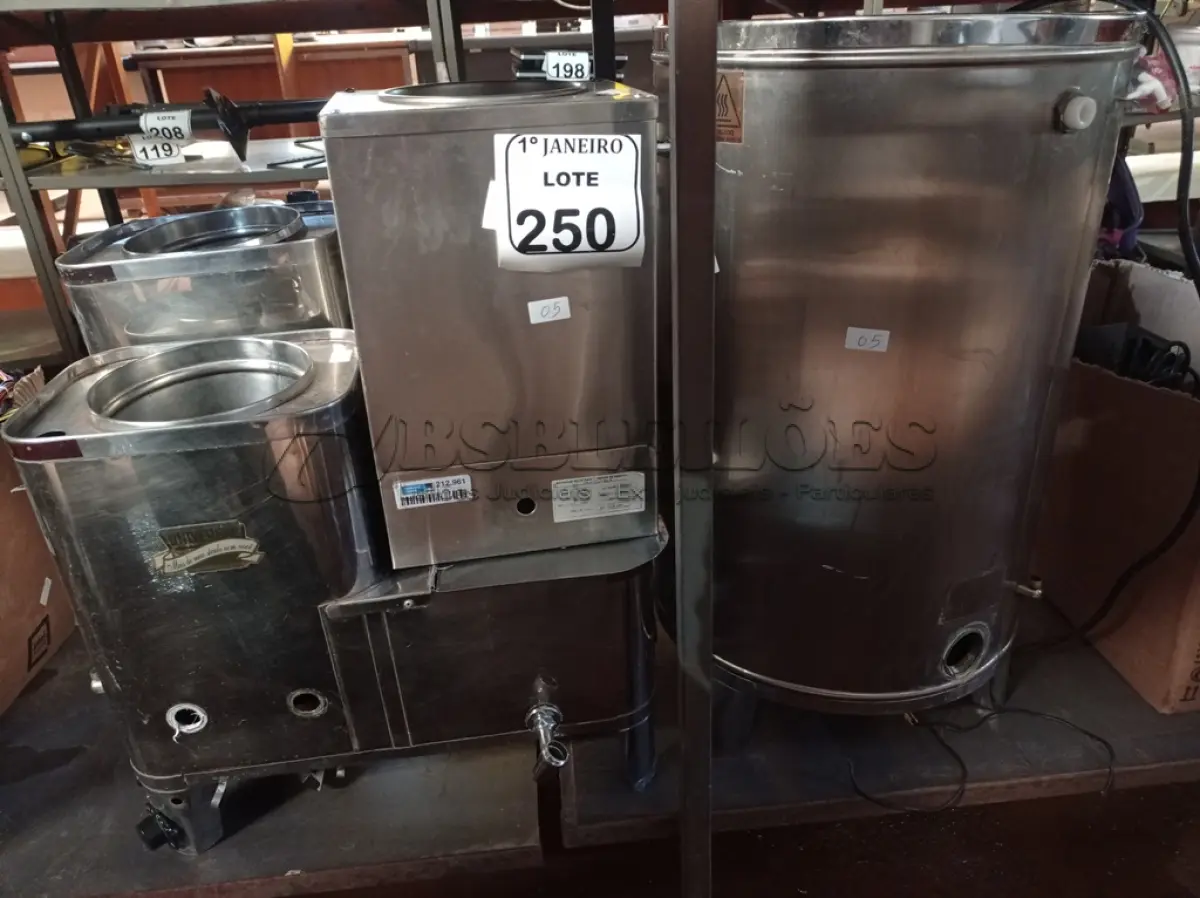 LOTE 250 - 04 CAFETEIRAS EM INOX P/RETIRADA DE PEÇAS. (NO ESTADO) ATENÇÃO! FAZER A VISITAÇÃO ANTES DE ARREMATAR, NÃO SABEMOS SE FUNCIONA. LEILÃO NÃO TEM GARANTIA E NEM DEVOLUÇÃO, SUJEITO A POSSÍVEIS AVARIAS VISÍVEIS/OCULTAS E/OU AUSÊNCIA DE COMPONENTES.
