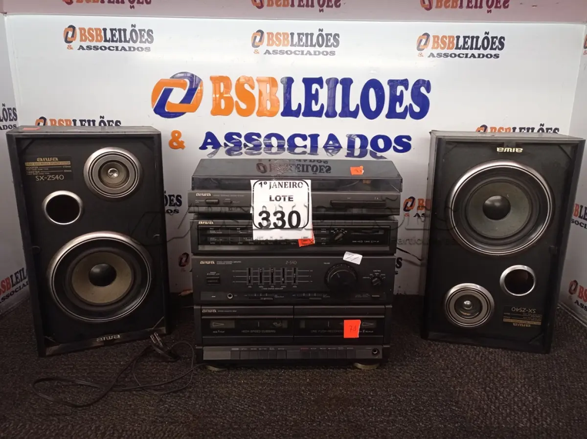 LOTE 330 - 01 APARELHO DE SOM MARCA AIWA ACOPLADO COM TOCA DISCOS. (NO ESTADO) ATENÇÃO! FAZER A VISITAÇÃO ANTES DE ARREMATAR, NÃO SABEMOS SE FUNCIONA. LEILÃO NÃO TEM GARANTIA E NEM DEVOLUÇÃO, SUJEITO A POSSÍVEIS AVARIAS VISÍVEIS/OCULTAS E/OU AUSÊNCIA DE COMPONENTES.