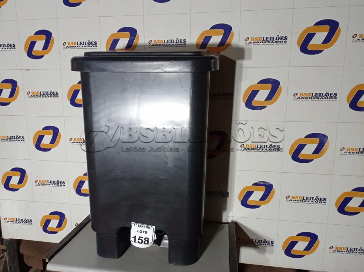 LOTE 158 - 01 LIXEIRA DE PLÁSTICO TAMANHO GRANDE NA COR PRETA. (NO ESTADO) ATENÇÃO! FAZER A VISITAÇÃO ANTES DE ARREMATAR, NÃO SABEMOS SE FUNCIONA. LEILÃO NÃO TEM GARANTIA E NEM DEVOLUÇÃO, SUJEITO A POSSÍVEIS AVARIAS VISÍVEIS/OCULTAS E/OU AUSÊNCIA DE COMPONENTES.
