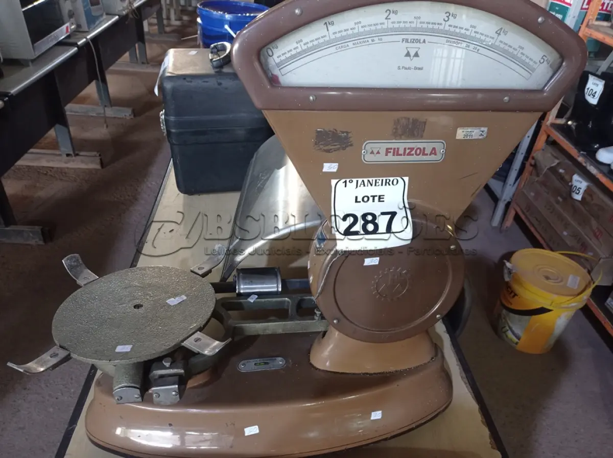 LOTE 287 - 01 BALANÇA ANTIGA CAPACIDADE MÁXIMA ATÉ 15KG MARCA FILIZOLA S/PRATO. (NO ESTADO) ATENÇÃO! FAZER A VISITAÇÃO ANTES DE ARREMATAR, NÃO SABEMOS SE FUNCIONA. LEILÃO NÃO TEM GARANTIA E NEM DEVOLUÇÃO, SUJEITO A POSSÍVEIS AVARIAS VISÍVEIS/OCULTAS E/OU AUSÊNCIA DE COMPONENTES.