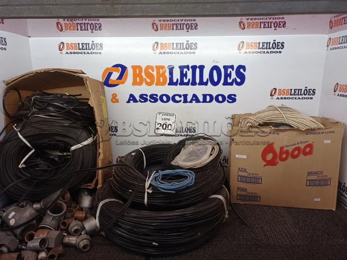 LOTE 200 - 01 LOTE C/VÁRIOS CABOS P/TV, CONEXÕES DE FERRO E 01CAIXA C/VÁRIOS INTERRUPTORES E MATERIAIS ELÉTRICOS DIVERSOS. (NO ESTADO) ATENÇÃO! FAZER A VISITAÇÃO ANTES DE ARREMATAR, NÃO SABEMOS SE FUNCIONA. LEILÃO NÃO TEM GARANTIA E NEM DEVOLUÇÃO, SUJEITO A POSSÍVEIS AVARIAS VISÍVEIS/OCULTAS E/OU AUSÊNCIA DE COMPONENTES.