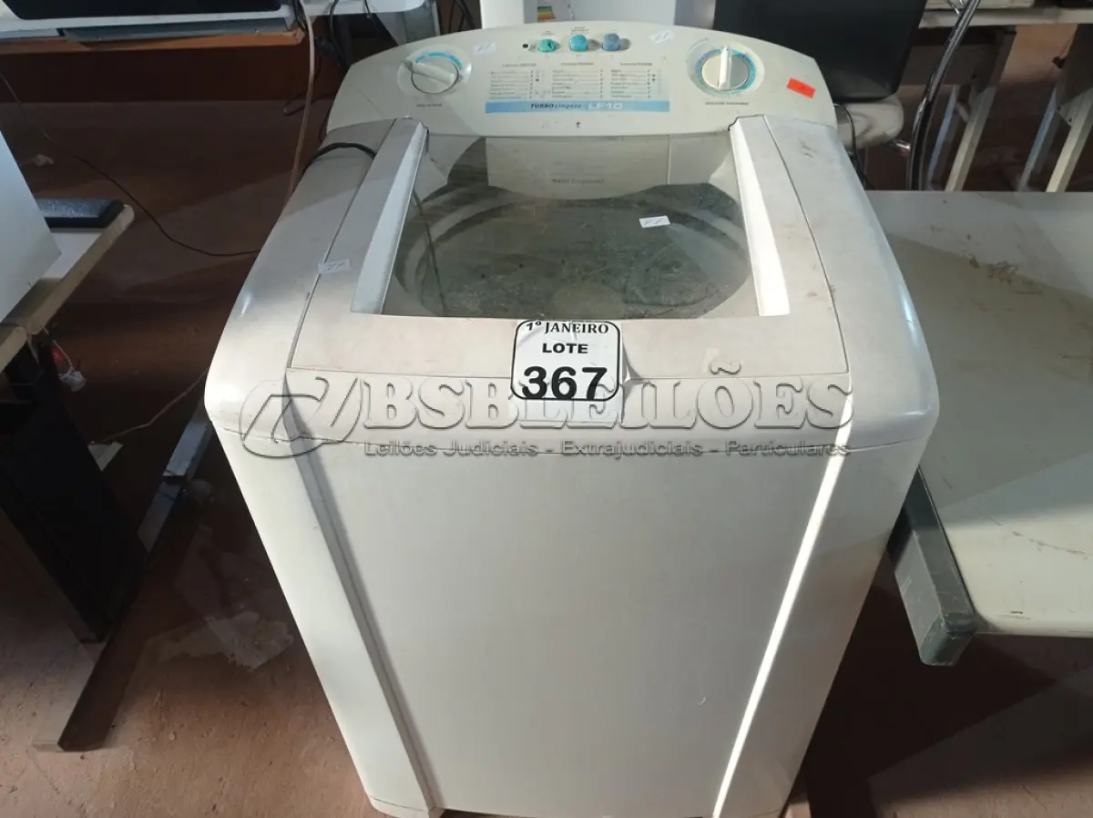 LOTE 367 - 01 MÁQUINA DE LAVAR 10KG 220V MARCA ELECTROLUX. (NO ESTADO) ATENÇÃO! FAZER A VISITAÇÃO ANTES DE ARREMATAR, NÃO SABEMOS SE FUNCIONA. LEILÃO NÃO TEM GARANTIA E NEM DEVOLUÇÃO, SUJEITO A POSSÍVEIS AVARIAS VISÍVEIS/OCULTAS E/OU AUSÊNCIA DE COMPONENTES.