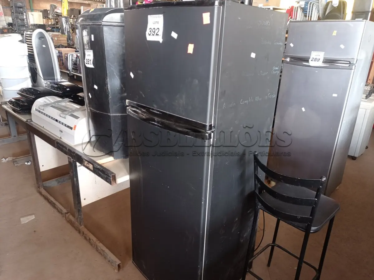 LOTE 392 - 01 GELADEIRA MODELO DC33 MARCA ELECTROLUX 220V. (NO ESTADO) ATENÇÃO! FAZER A VISITAÇÃO ANTES DE ARREMATAR, NÃO SABEMOS SE FUNCIONA. LEILÃO NÃO TEM GARANTIA E NEM DEVOLUÇÃO, SUJEITO A POSSÍVEIS AVARIAS VISÍVEIS/OCULTAS E/OU AUSÊNCIA DE COMPONENTES.