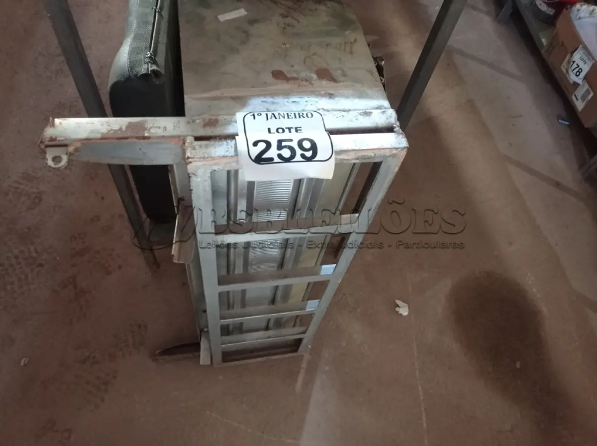 LOTE 259 - 01 PORTA DE ROLAR DE FERRO. (NO ESTADO) ATENÇÃO! FAZER A VISITAÇÃO ANTES DE ARREMATAR, NÃO SABEMOS SE FUNCIONA. LEILÃO NÃO TEM GARANTIA E NEM DEVOLUÇÃO, SUJEITO A POSSÍVEIS AVARIAS VISÍVEIS/OCULTAS E/OU AUSÊNCIA DE COMPONENTES.