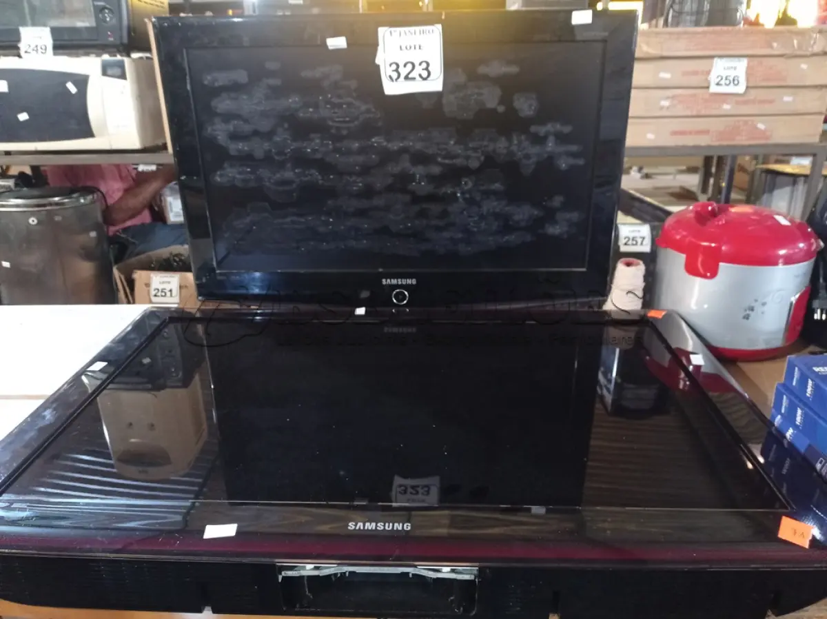LOTE 323 - 02 TV'S 32” E 40” MARCA SAMSUNG. (NO ESTADO) ATENÇÃO! FAZER A VISITAÇÃO ANTES DE ARREMATAR, NÃO SABEMOS SE FUNCIONA. LEILÃO NÃO TEM GARANTIA E NEM DEVOLUÇÃO, SUJEITO A POSSÍVEIS AVARIAS VISÍVEIS/OCULTAS E/OU AUSÊNCIA DE COMPONENTES.