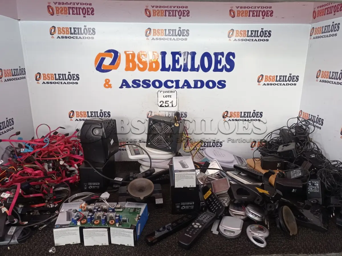 LOTE 251 - 01 CAIXA C/ GRANDE QUANTIDADE DE CABOS E FONTE ATX P/RETIRADA DE PEÇAS. (NO ESTADO) ATENÇÃO! FAZER A VISITAÇÃO ANTES DE ARREMATAR, NÃO SABEMOS SE FUNCIONA. LEILÃO NÃO TEM GARANTIA E NEM DEVOLUÇÃO, SUJEITO A POSSÍVEIS AVARIAS VISÍVEIS/OCULTAS E/OU AUSÊNCIA DE COMPONENTES.