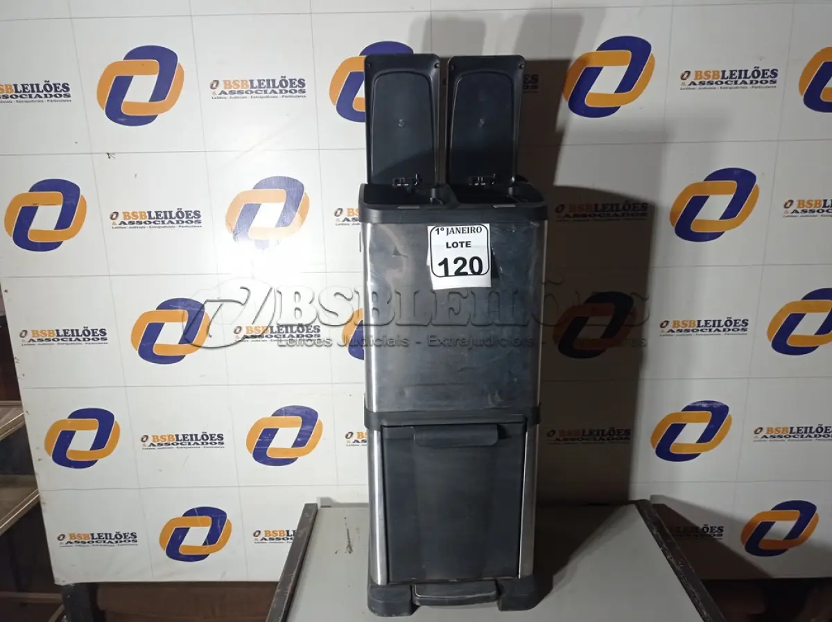 LOTE 120 - 01 LIXEIRA DUPLA C/PEDAL EM INOX. (NO ESTADO) ATENÇÃO! FAZER A VISITAÇÃO ANTES DE ARREMATAR, NÃO SABEMOS SE FUNCIONA. LEILÃO NÃO TEM GARANTIA E NEM DEVOLUÇÃO, SUJEITO A POSSÍVEIS AVARIAS VISÍVEIS/OCULTAS E/OU AUSÊNCIA DE COMPONENTES.
