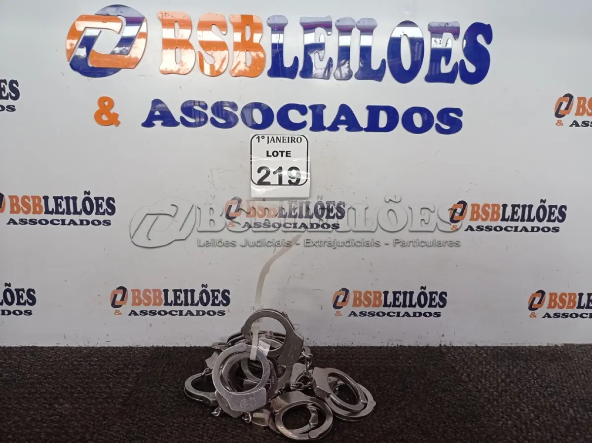 LOTE 219 - 01 ALGEMA DE FERRO, 01 SIRENE DE POLÍCIA, 02 TASERS E SINALIZADORES. (NO ESTADO) ATENÇÃO! FAZER A VISITAÇÃO ANTES DE ARREMATAR, NÃO SABEMOS SE FUNCIONA. LEILÃO NÃO TEM GARANTIA E NEM DEVOLUÇÃO, SUJEITO A POSSÍVEIS AVARIAS VISÍVEIS/OCULTAS E/OU AUSÊNCIA DE COMPONENTES.