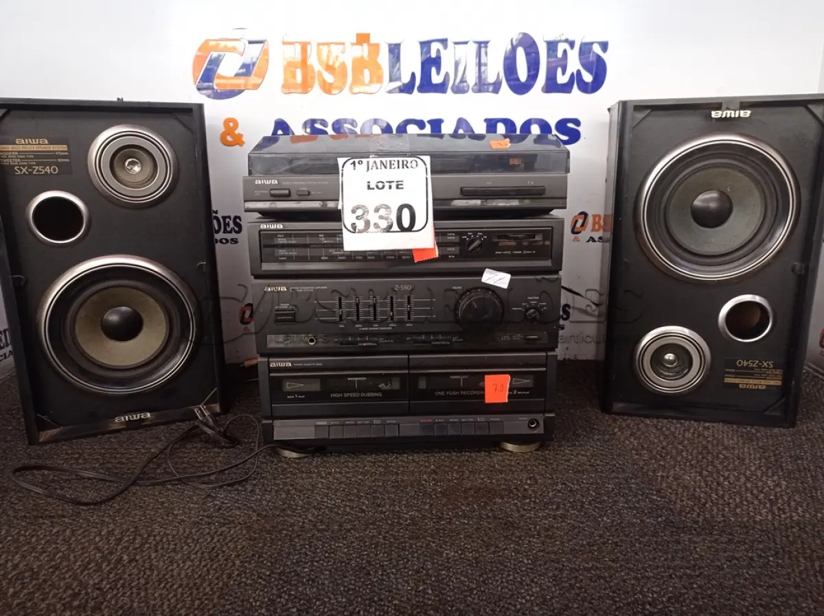 LOTE 330 - 01 APARELHO DE SOM MARCA AIWA ACOPLADO COM TOCA DISCOS. (NO ESTADO) ATENÇÃO! FAZER A VISITAÇÃO ANTES DE ARREMATAR, NÃO SABEMOS SE FUNCIONA. LEILÃO NÃO TEM GARANTIA E NEM DEVOLUÇÃO, SUJEITO A POSSÍVEIS AVARIAS VISÍVEIS/OCULTAS E/OU AUSÊNCIA DE COMPONENTES.