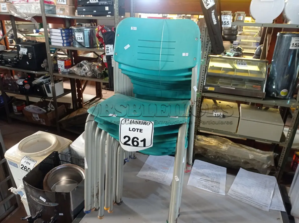 LOTE 261 - 01 LOTE C/APROXIMADAMENTE 10 CADEIRAS INFANTIS NA COR VERDE. (NO ESTADO) ATENÇÃO! FAZER A VISITAÇÃO ANTES DE ARREMATAR, NÃO SABEMOS SE FUNCIONA. LEILÃO NÃO TEM GARANTIA E NEM DEVOLUÇÃO, SUJEITO A POSSÍVEIS AVARIAS VISÍVEIS/OCULTAS E/OU AUSÊNCIA DE COMPONENTES.