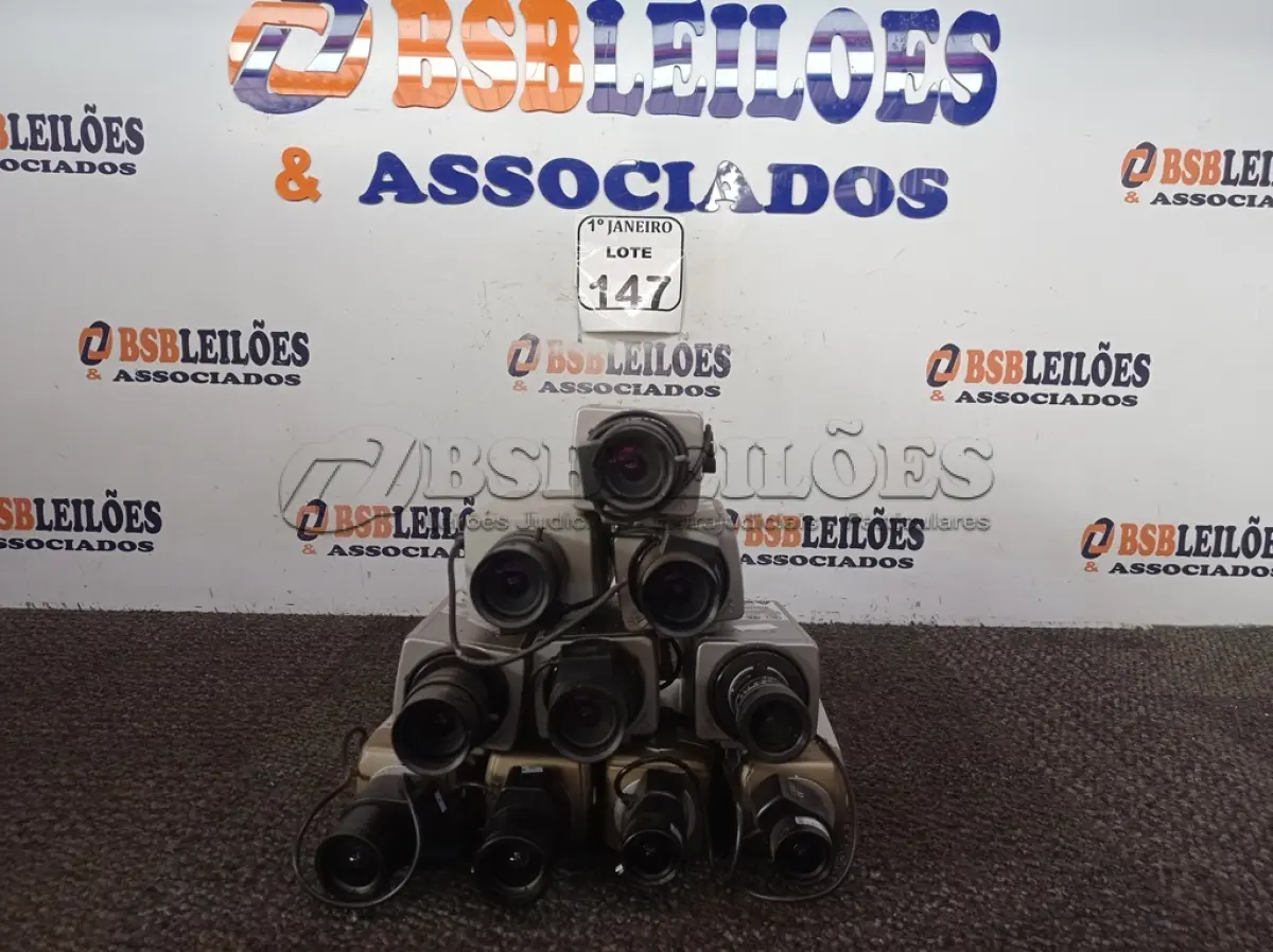 LOTE 147 - 10 CÂMERAS DE SEGURANÇA. (NO ESTADO) ATENÇÃO! FAZER A VISITAÇÃO ANTES DE ARREMATAR, NÃO SABEMOS SE FUNCIONA. LEILÃO NÃO TEM GARANTIA E NEM DEVOLUÇÃO, SUJEITO A POSSÍVEIS AVARIAS VISÍVEIS/OCULTAS E/OU AUSÊNCIA DE COMPONENTES.