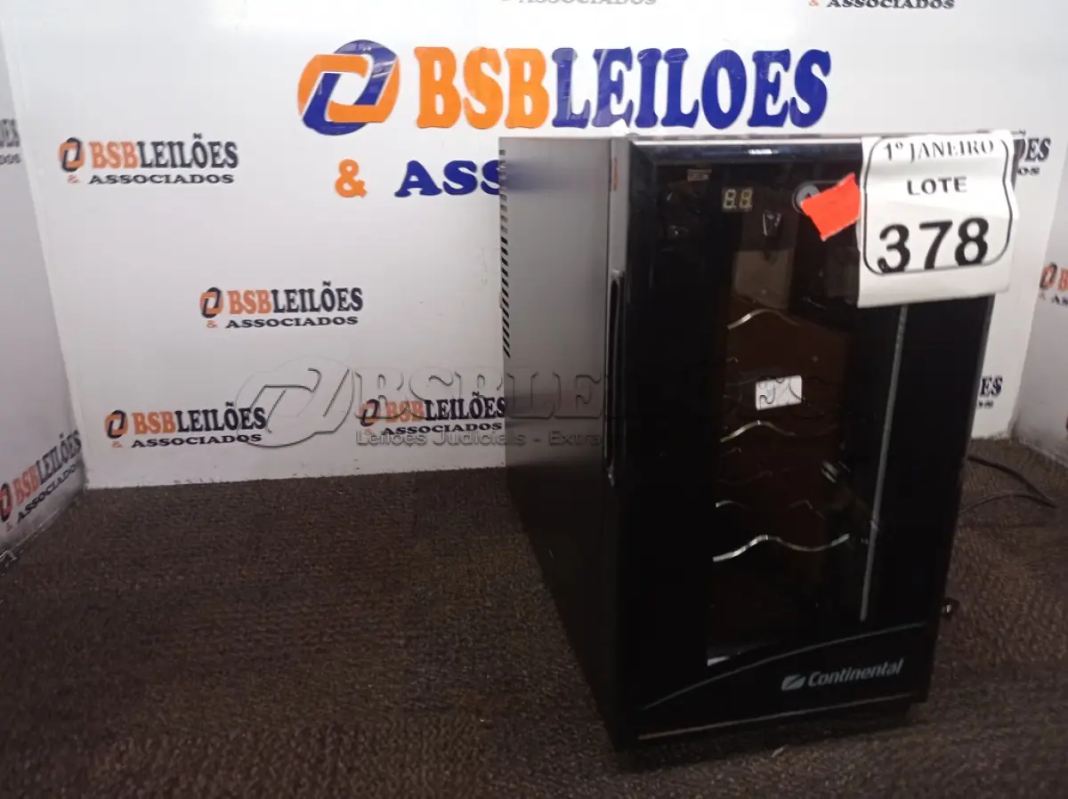 LOTE 378 - 01 ADEGA MARCA CONTINENTAL. (NO ESTADO) ATENÇÃO! FAZER A VISITAÇÃO ANTES DE ARREMATAR, NÃO SABEMOS SE FUNCIONA. LEILÃO NÃO TEM GARANTIA E NEM DEVOLUÇÃO, SUJEITO A POSSÍVEIS AVARIAS VISÍVEIS/OCULTAS E/OU AUSÊNCIA DE COMPONENTES.