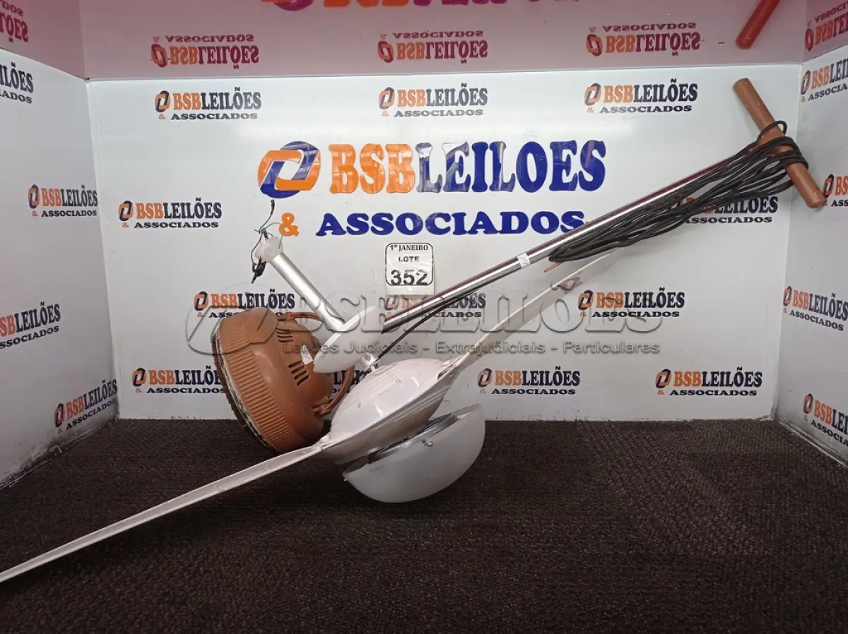 LOTE 352 - 01 ENCERADEIRA E 01 VENTILADOR DE TETO MARCAS E MODELOS DIVERSOS. (NO ESTADO) ATENÇÃO! FAZER A VISITAÇÃO ANTES DE ARREMATAR, NÃO SABEMOS SE FUNCIONA. LEILÃO NÃO TEM GARANTIA E NEM DEVOLUÇÃO, SUJEITO A POSSÍVEIS AVARIAS VISÍVEIS/OCULTAS E/OU AUSÊNCIA DE COMPONENTES.
