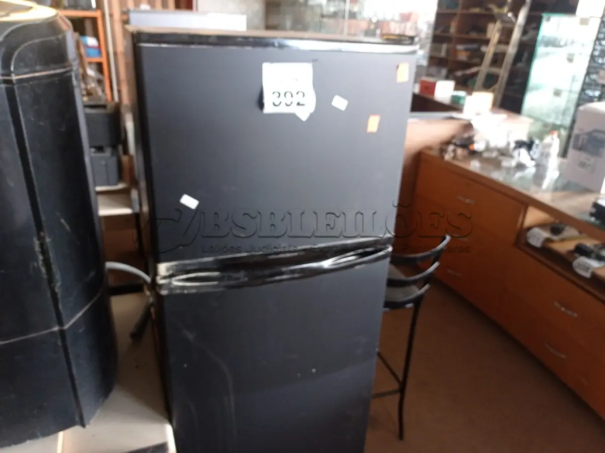 LOTE 392 - 01 GELADEIRA MODELO DC33 MARCA ELECTROLUX 220V. (NO ESTADO) ATENÇÃO! FAZER A VISITAÇÃO ANTES DE ARREMATAR, NÃO SABEMOS SE FUNCIONA. LEILÃO NÃO TEM GARANTIA E NEM DEVOLUÇÃO, SUJEITO A POSSÍVEIS AVARIAS VISÍVEIS/OCULTAS E/OU AUSÊNCIA DE COMPONENTES.
