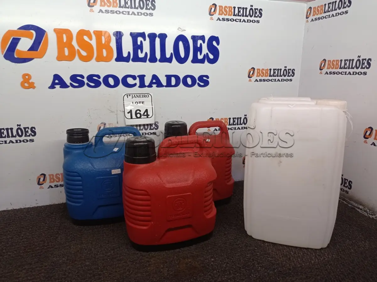 LOTE 164 - 03 GARRAFAS TÉRMICAS E 01 GARRAFÃO DE PLÁSTICO. (NO ESTADO) ATENÇÃO! FAZER A VISITAÇÃO ANTES DE ARREMATAR, NÃO SABEMOS SE FUNCIONA. LEILÃO NÃO TEM GARANTIA E NEM DEVOLUÇÃO, SUJEITO A POSSÍVEIS AVARIAS VISÍVEIS/OCULTAS E/OU AUSÊNCIA DE COMPONENTES.