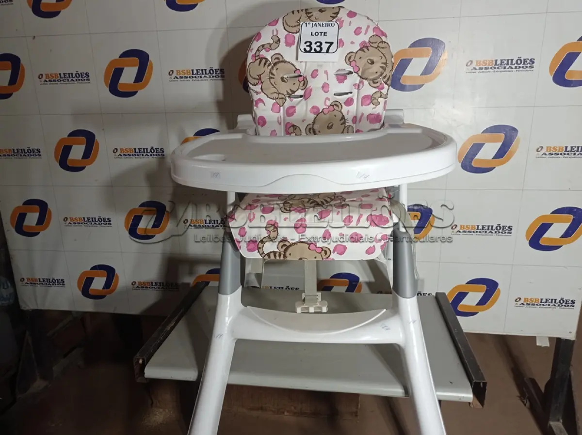LOTE 337 - 01 CADEIRA DOBRÁVEL DE REFEIÇÃO INFANTIL MARCA GAZERANA E 02PORTÕES P/PETS. (NO ESTADO) ATENÇÃO! FAZER A VISITAÇÃO ANTES DE ARREMATAR, NÃO SABEMOS SE FUNCIONA. LEILÃO NÃO TEM GARANTIA E NEM DEVOLUÇÃO, SUJEITO A POSSÍVEIS AVARIAS VISÍVEIS/OCULTAS E/OU AUSÊNCIA DE COMPONENTES.