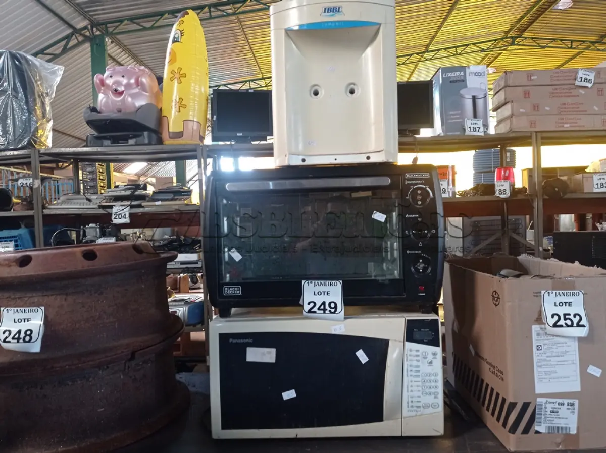 LOTE 249 - 01 FORNO ELÉTRICO MARCA BLACK E DECKER, 01 MICRO-ONDAS PANASONIC E 01 PURIFICADOR DE ÁGUA P/GARRAFÃO MARCA IBBL. (NO ESTADO) ATENÇÃO! FAZER A VISITAÇÃO ANTES DE ARREMATAR, NÃO SABEMOS SE FUNCIONA. LEILÃO NÃO TEM GARANTIA E NEM DEVOLUÇÃO, SUJEITO A POSSÍVEIS AVARIAS VISÍVEIS/OCULTAS E/OU AUSÊNCIA DE COMPONENTES.