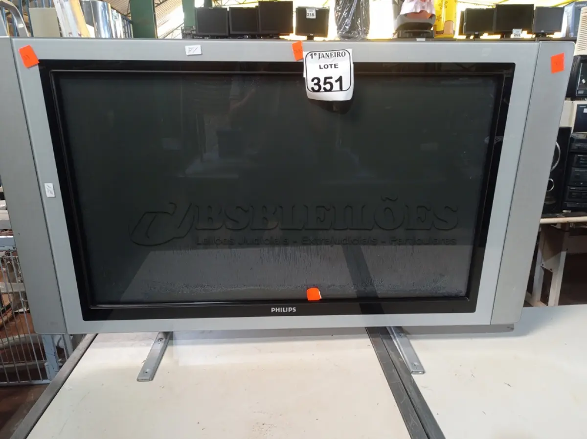 LOTE 351 - 01 TV 42” MARCA PHILIPS. (NO ESTADO) ATENÇÃO! FAZER A VISITAÇÃO ANTES DE ARREMATAR, NÃO SABEMOS SE FUNCIONA. LEILÃO NÃO TEM GARANTIA E NEM DEVOLUÇÃO, SUJEITO A POSSÍVEIS AVARIAS VISÍVEIS/OCULTAS E/OU AUSÊNCIA DE COMPONENTES.