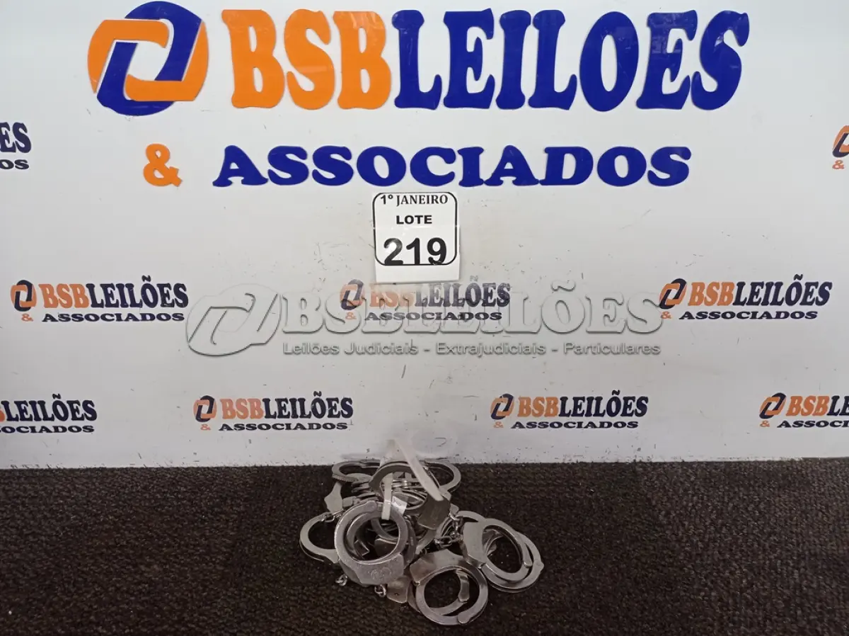 LOTE 219 - 01 ALGEMA DE FERRO, 01 SIRENE DE POLÍCIA, 02 TASERS E SINALIZADORES. (NO ESTADO) ATENÇÃO! FAZER A VISITAÇÃO ANTES DE ARREMATAR, NÃO SABEMOS SE FUNCIONA. LEILÃO NÃO TEM GARANTIA E NEM DEVOLUÇÃO, SUJEITO A POSSÍVEIS AVARIAS VISÍVEIS/OCULTAS E/OU AUSÊNCIA DE COMPONENTES.