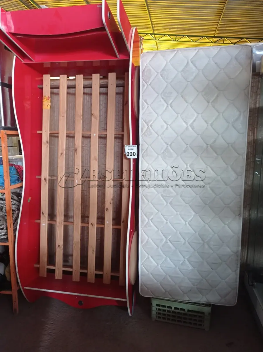 LOTE 090 - 01CAMA INFANTIL/CARRO SEM COLCHÃO. (NO ESTADO) ATENÇÃO! FAZER A VISITAÇÃO ANTES DE ARREMATAR, NÃO SABEMOS SE FUNCIONA. LEILÃO NÃO TEM GARANTIA E NEM DEVOLUÇÃO, SUJEITO A POSSÍVEIS AVARIAS VISÍVEIS/OCULTAS E/OU AUSÊNCIA DE COMPONENTES.
