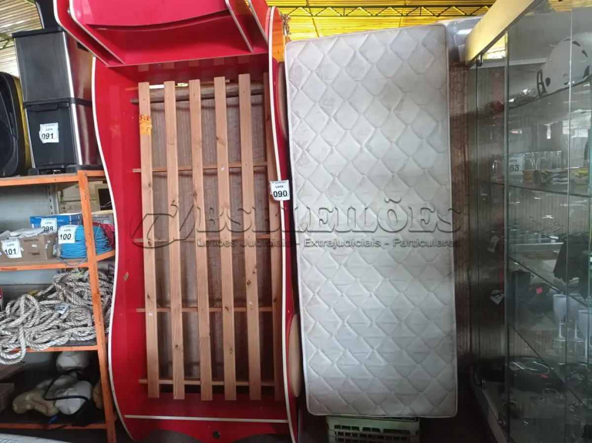 LOTE 090 - 01CAMA INFANTIL/CARRO SEM COLCHÃO. (NO ESTADO) ATENÇÃO! FAZER A VISITAÇÃO ANTES DE ARREMATAR, NÃO SABEMOS SE FUNCIONA. LEILÃO NÃO TEM GARANTIA E NEM DEVOLUÇÃO, SUJEITO A POSSÍVEIS AVARIAS VISÍVEIS/OCULTAS E/OU AUSÊNCIA DE COMPONENTES.
