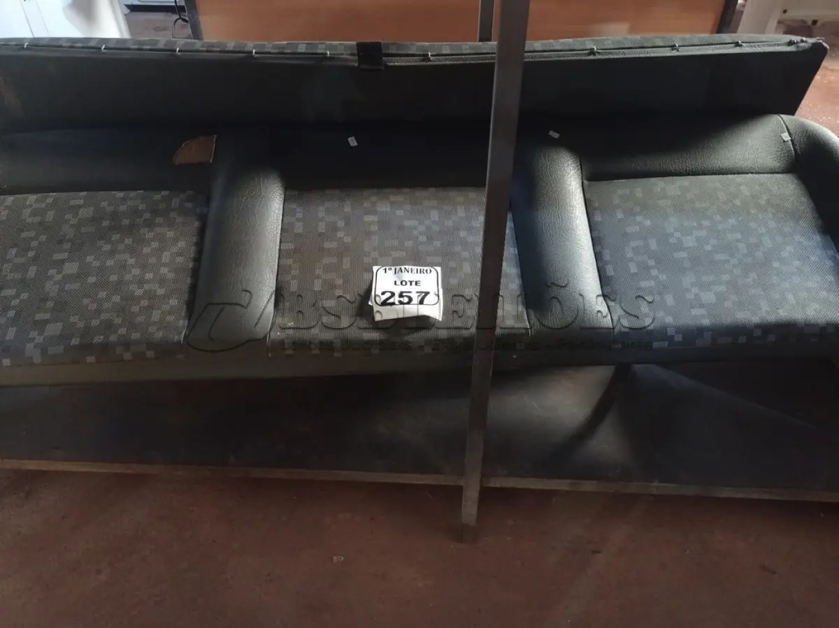 LOTE 257 - 01 BANCO DE KOMBI. (NO ESTADO) ATENÇÃO! FAZER A VISITAÇÃO ANTES DE ARREMATAR, NÃO SABEMOS SE FUNCIONA. LEILÃO NÃO TEM GARANTIA E NEM DEVOLUÇÃO, SUJEITO A POSSÍVEIS AVARIAS VISÍVEIS/OCULTAS E/OU AUSÊNCIA DE COMPONENTES.