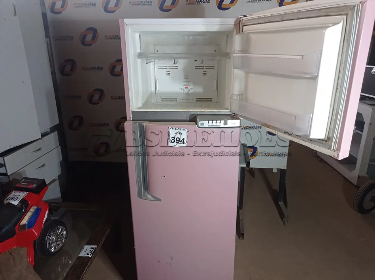 LOTE 394 - 01 GELADEIRA MARCA BRASTEMP 220V. (NO ESTADO) ATENÇÃO! FAZER A VISITAÇÃO ANTES DE ARREMATAR, NÃO SABEMOS SE FUNCIONA. LEILÃO NÃO TEM GARANTIA E NEM DEVOLUÇÃO, SUJEITO A POSSÍVEIS AVARIAS VISÍVEIS/OCULTAS E/OU AUSÊNCIA DE COMPONENTES.