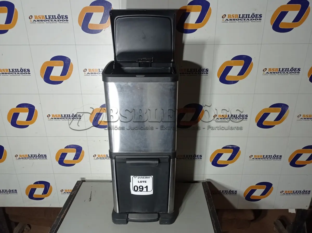 LOTE 091 - 01 LIXEIRA DUPLA C/PEDAL EM INOX. (NO ESTADO) ATENÇÃO! FAZER A VISITAÇÃO ANTES DE ARREMATAR, NÃO SABEMOS SE FUNCIONA. LEILÃO NÃO TEM GARANTIA E NEM DEVOLUÇÃO, SUJEITO A POSSÍVEIS AVARIAS VISÍVEIS/OCULTAS E/OU AUSÊNCIA DE COMPONENTES.