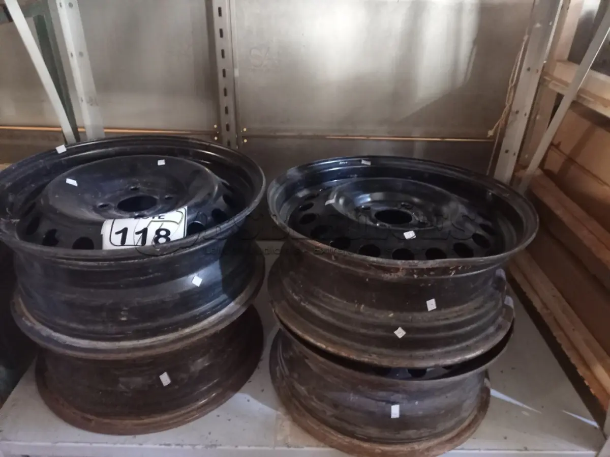 LOTE 118 - 04 RODAS DE FERRO DA RENAULT ARO 15. (NO ESTADO) ATENÇÃO! FAZER A VISITAÇÃO ANTES DE ARREMATAR, NÃO SABEMOS SE FUNCIONA. LEILÃO NÃO TEM GARANTIA E NEM DEVOLUÇÃO, SUJEITO A POSSÍVEIS AVARIAS VISÍVEIS/OCULTAS E/OU AUSÊNCIA DE COMPONENTES.