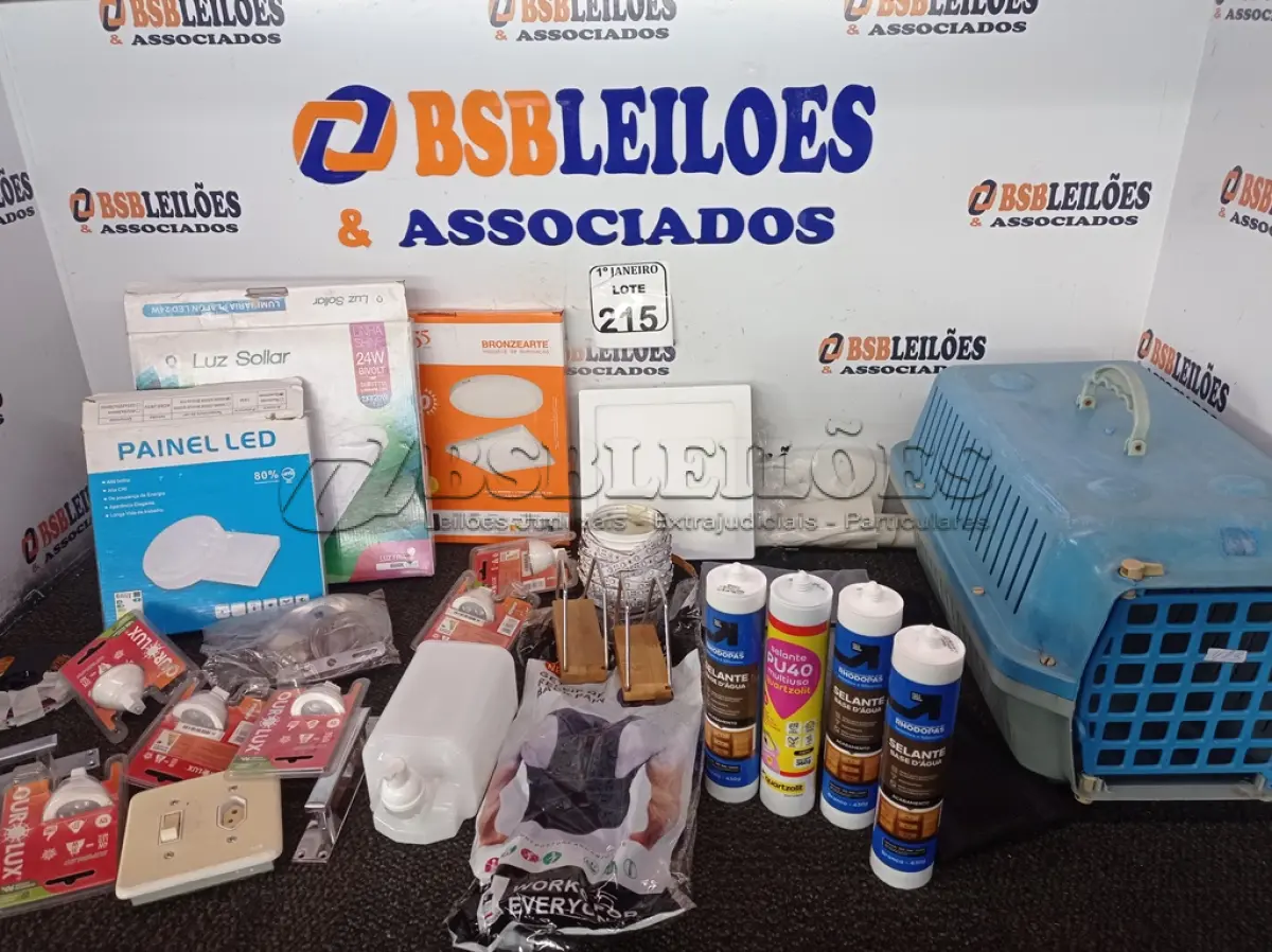 LOTE 215 - 01 TRANSPORTADOR DE PETS, VÁRIAS LUMINÁRIAS E MATERIAIS DIVERSOS. (NO ESTADO) ATENÇÃO! FAZER A VISITAÇÃO ANTES DE ARREMATAR, NÃO SABEMOS SE FUNCIONA. LEILÃO NÃO TEM GARANTIA E NEM DEVOLUÇÃO, SUJEITO A POSSÍVEIS AVARIAS VISÍVEIS/OCULTAS E/OU AUSÊNCIA DE COMPONENTES.