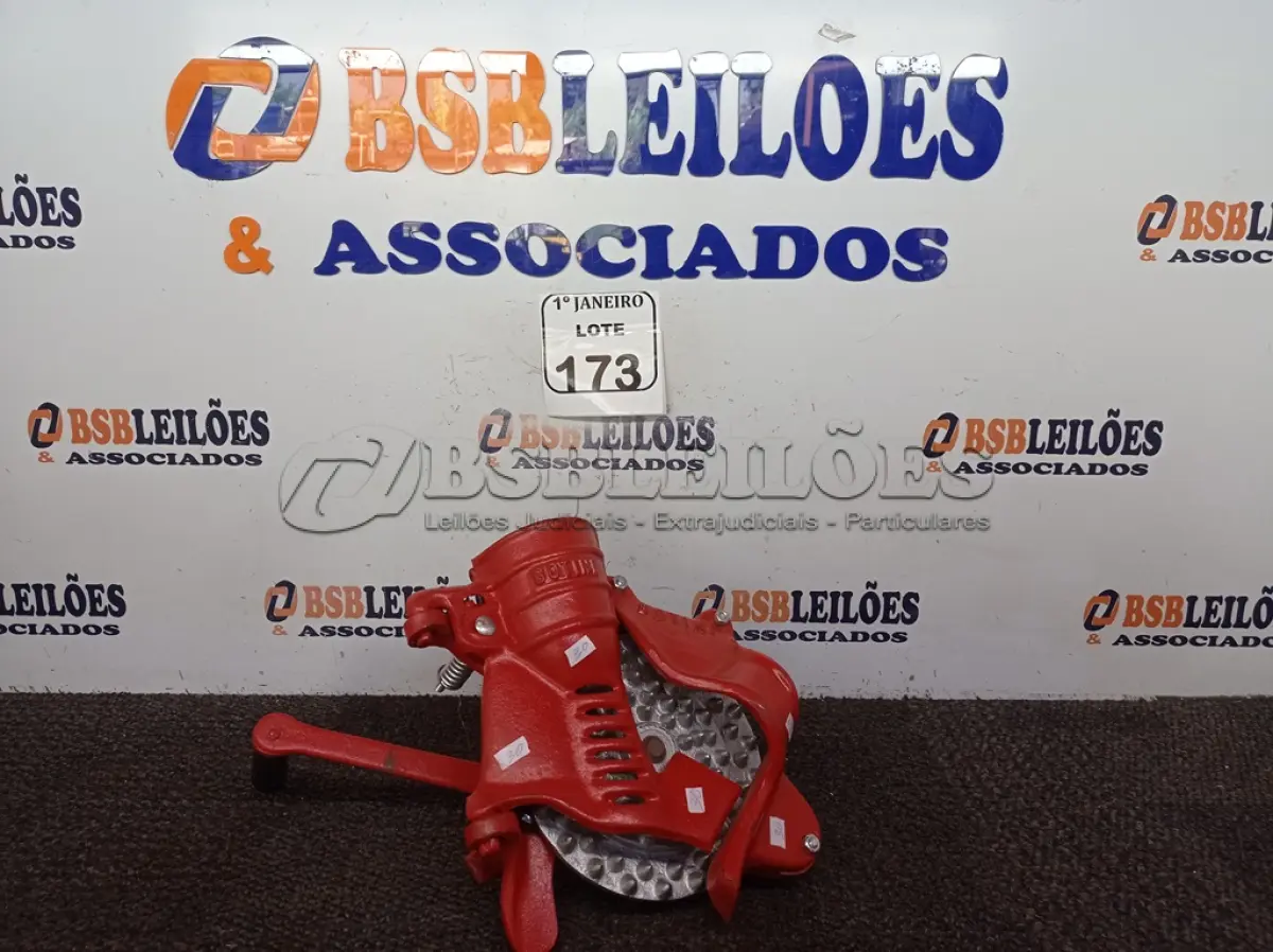 LOTE 173 - 01 DEBULHADOR DE MILHO MARCA BOTINI. (NO ESTADO) ATENÇÃO! FAZER A VISITAÇÃO ANTES DE ARREMATAR, NÃO SABEMOS SE FUNCIONA. LEILÃO NÃO TEM GARANTIA E NEM DEVOLUÇÃO, SUJEITO A POSSÍVEIS AVARIAS VISÍVEIS/OCULTAS E/OU AUSÊNCIA DE COMPONENTES.