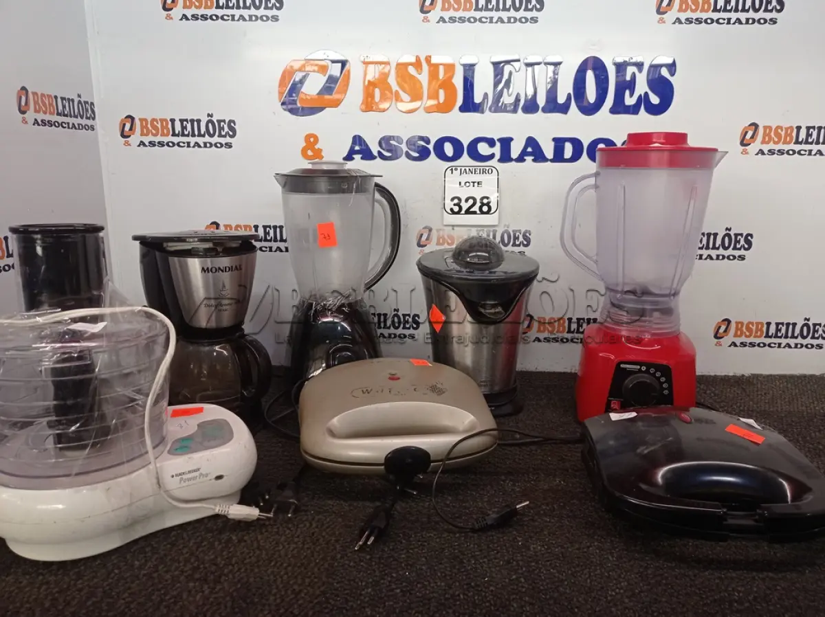 LOTE 328 - 02 SANDUICHEIRAS, 01 LIQUIDIFICADOR, 01 CAFETEIRA, 01 MULTIPROCESSADOR DE FRUTAS EM INOX E UTENSÍLIOS DIVERSOS. (NO ESTADO) ATENÇÃO! FAZER A VISITAÇÃO ANTES DE ARREMATAR, NÃO SABEMOS SE FUNCIONA. LEILÃO NÃO TEM GARANTIA E NEM DEVOLUÇÃO, SUJEITO A POSSÍVEIS AVARIAS VISÍVEIS/OCULTAS E/OU AUSÊNCIA DE COMPONENTES.