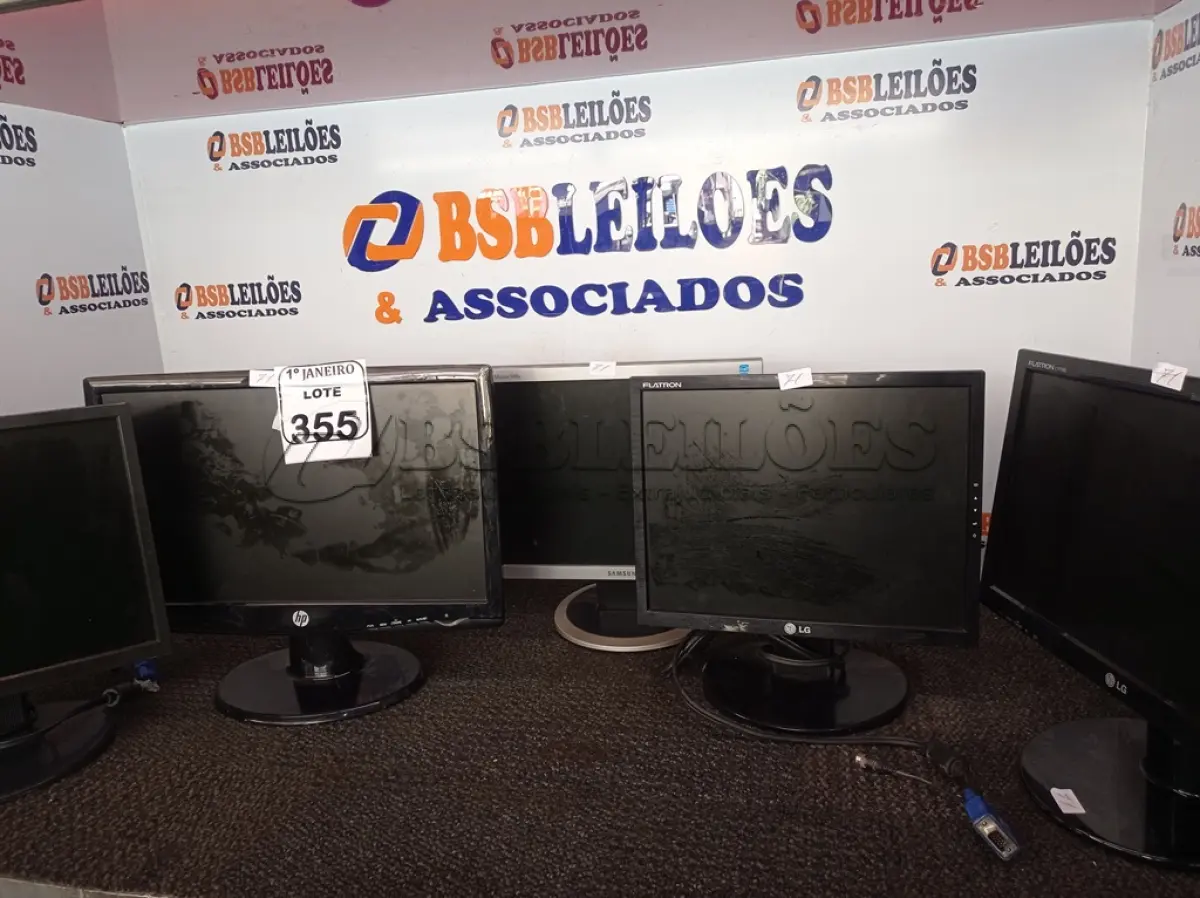 LOTE 355 - 05 MONITORES LCD MARCAS E MODELOS DIVERSOS. (NO ESTADO) ATENÇÃO! FAZER A VISITAÇÃO ANTES DE ARREMATAR, NÃO SABEMOS SE FUNCIONA. LEILÃO NÃO TEM GARANTIA E NEM DEVOLUÇÃO, SUJEITO A POSSÍVEIS AVARIAS VISÍVEIS/OCULTAS E/OU AUSÊNCIA DE COMPONENTES.