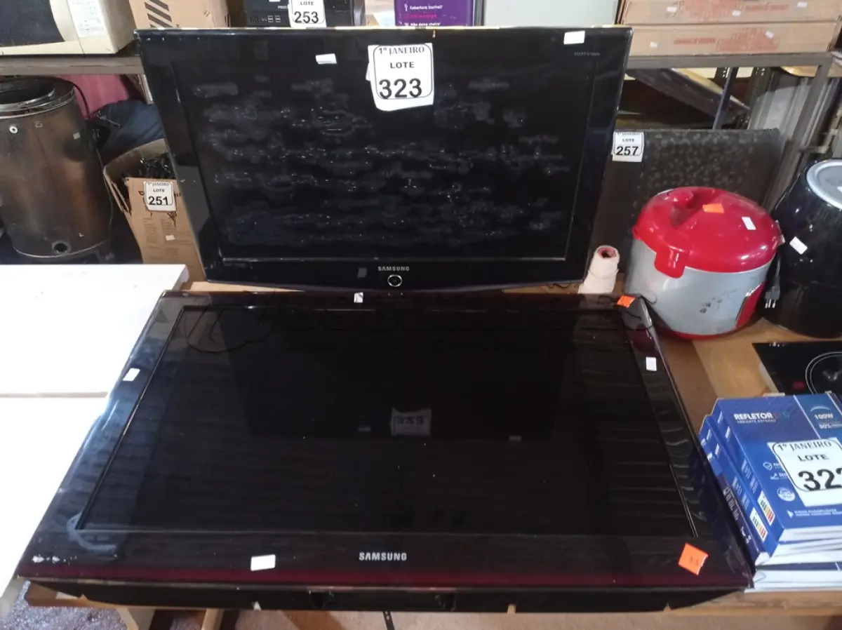 LOTE 323 - 02 TV'S 32” E 40” MARCA SAMSUNG. (NO ESTADO) ATENÇÃO! FAZER A VISITAÇÃO ANTES DE ARREMATAR, NÃO SABEMOS SE FUNCIONA. LEILÃO NÃO TEM GARANTIA E NEM DEVOLUÇÃO, SUJEITO A POSSÍVEIS AVARIAS VISÍVEIS/OCULTAS E/OU AUSÊNCIA DE COMPONENTES.