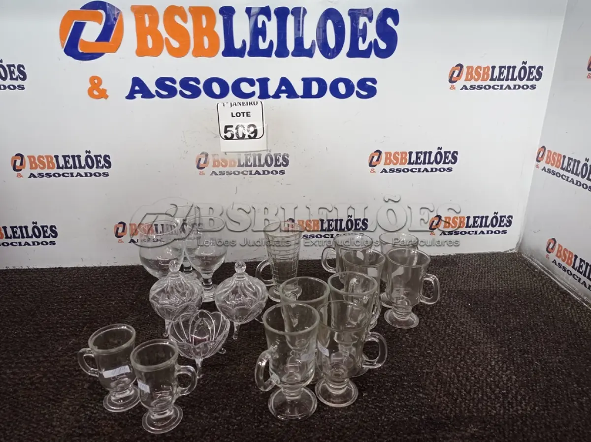 LOTE 509 - 01 LOTE C/VÁRIAS TAÇAS E COPOS DIVERSOS. (NO ESTADO) ATENÇÃO! FAZER A VISITAÇÃO ANTES DE ARREMATAR, NÃO SABEMOS SE FUNCIONA. LEILÃO NÃO TEM GARANTIA E NEM DEVOLUÇÃO, SUJEITO A POSSÍVEIS AVARIAS VISÍVEIS/OCULTAS E/OU AUSÊNCIA DE COMPONENTES.