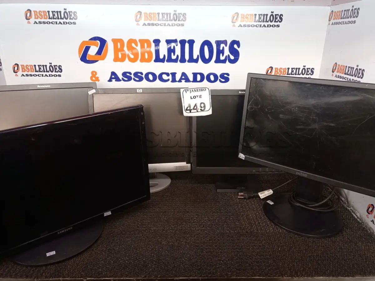 LOTE 449 - 05 MONITORES LCD MARCAS E MODELOS DIVERSOS. (NO ESTADO) ATENÇÃO! FAZER A VISITAÇÃO ANTES DE ARREMATAR, NÃO SABEMOS SE FUNCIONA. LEILÃO NÃO TEM GARANTIA E NEM DEVOLUÇÃO, SUJEITO A POSSÍVEIS AVARIAS VISÍVEIS/OCULTAS E/OU AUSÊNCIA DE COMPONENTES.