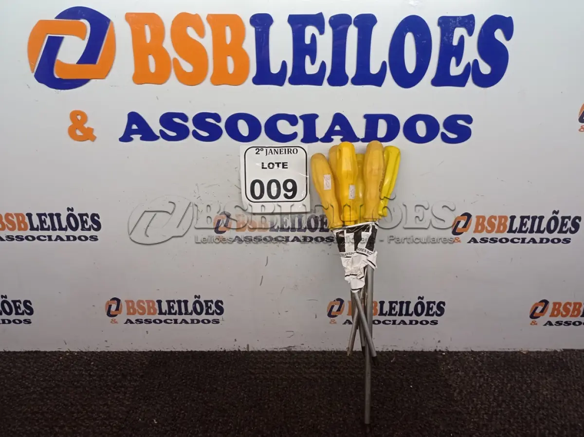 LOTE 009 - 01 CHAVE DE FENDA E 05 CHAVES PHILIPS. (NO ESTADO) ATENÇÃO! FAZER A VISITAÇÃO ANTES DE ARREMATAR, NÃO SABEMOS SE FUNCIONA. LEILÃO NÃO TEM GARANTIA E NEM DEVOLUÇÃO, SUJEITO A POSSÍVEIS AVARIAS VISÍVEIS/OCULTAS E/OU AUSÊNCIA DE COMPONENTES.
